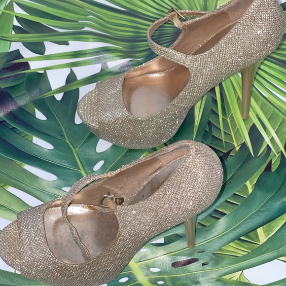 🌸Quipid Light gold heels platform.🌸 - Picture 3 of 7